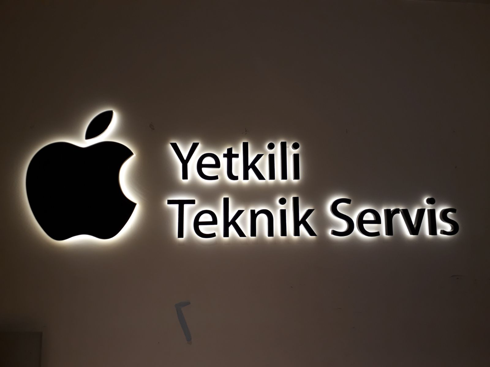 kadıköy erenköyde ofis içi ışıklı pano apple