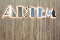 ofis içine endirek aydınlatmalı paslanmaz krom harf uygulama