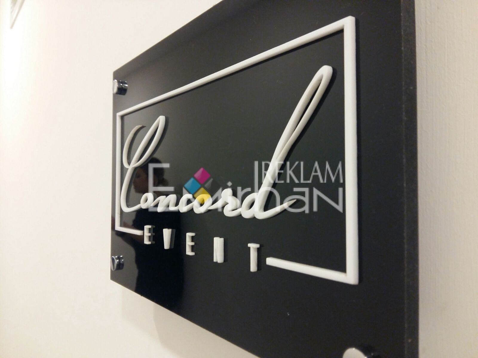siyah pleksi üzeri beyaz kabartma pleksi harf kesim ofis tabelası istanbul ataşehir içerenköy kaynak sokak (1)